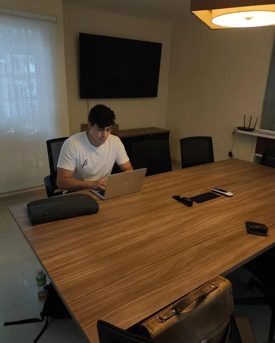 André Filippo trabajando en la mesa de juntas de la oficina de Funnel Go